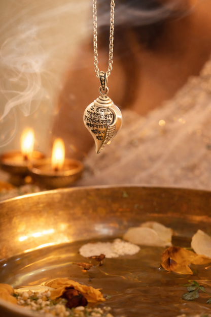Shri Krishna Mantra Raksha Kavach Shankh (With Chain)